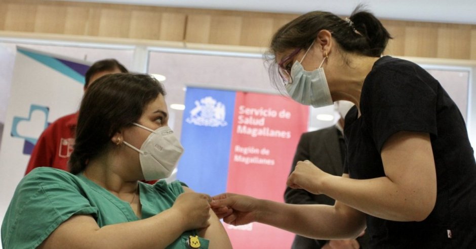 Imagen: TENS Vanesa Santibáñez quien tiene 30 años y trabaja desde hace 8 años en la Unidad de Paciente Crítico (UCP) del Hospital Clínico de Magallanes.