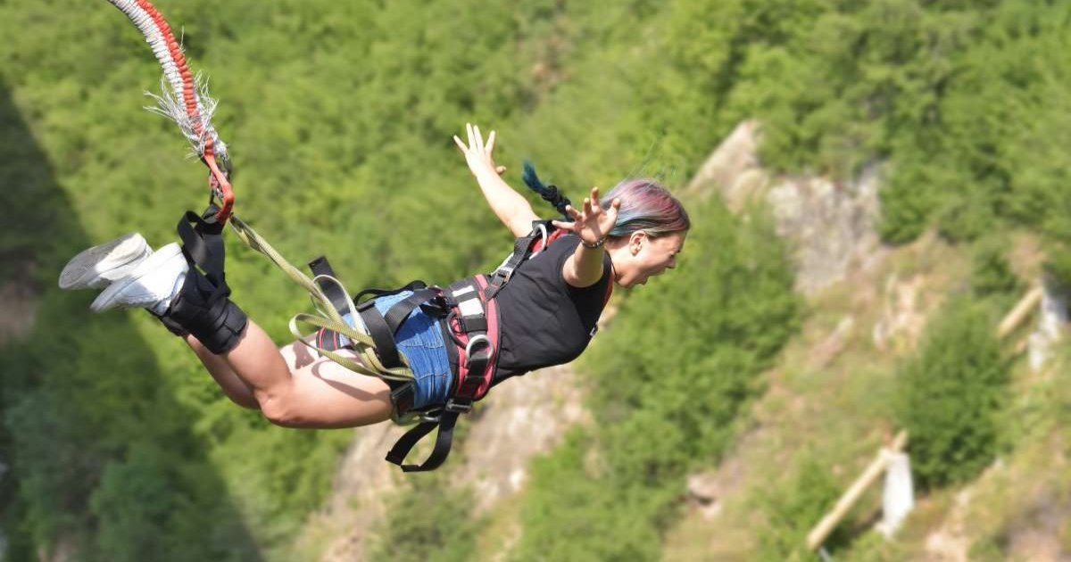 Joven muere haciendo "bungee jumping" tras lanzarse al vacío antes de